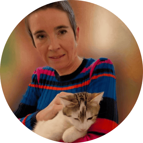 Photo de Nathalie Medium cartomancienne avec son chat
