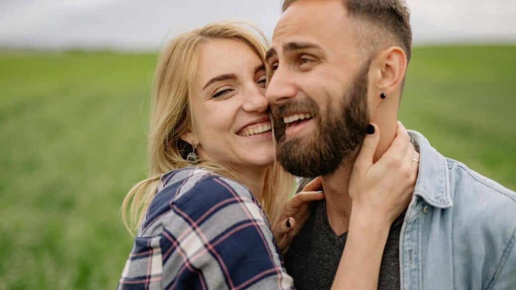 Couple heureux et épanoui après une guidance amoureuse avec Jérôme Morel Voyant