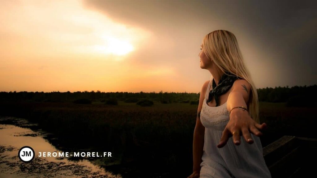 Femme Sagittaire : L'Esprit Libre et Solaire. Une femme souriante, spontanée, en mouvement et le regard tourné vers l'horizon.