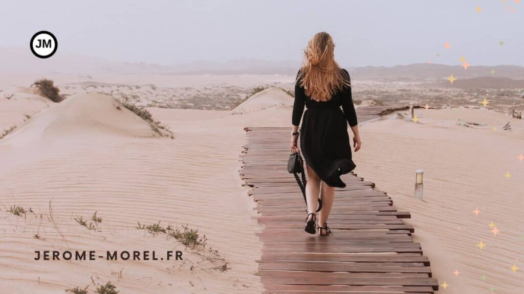 Signe Verseau femme : indépendante et passionnée marchant sur une plage