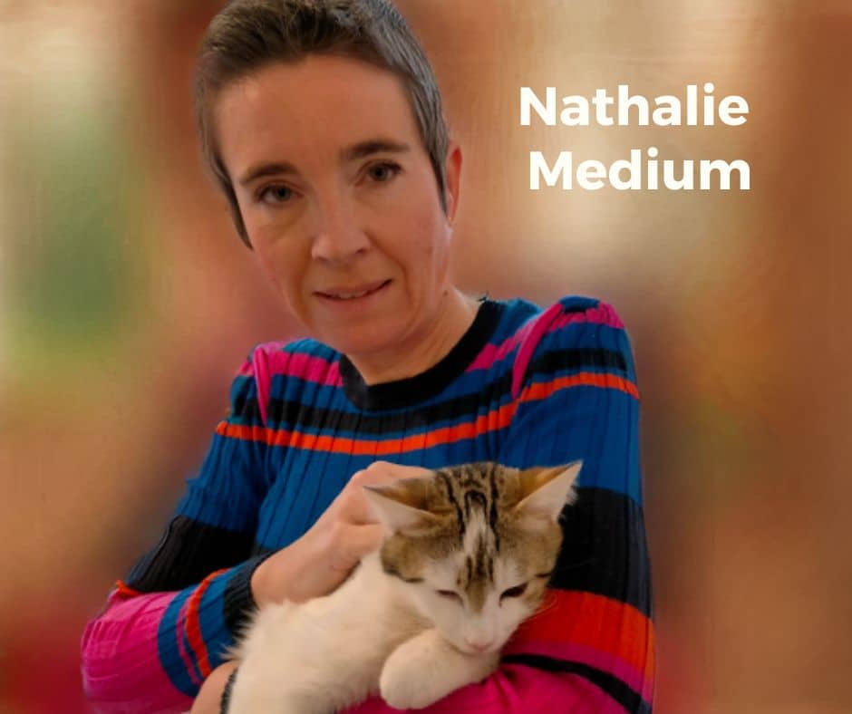 Photo de Nathalie Medium voyante par mail sérieuse avec son chat